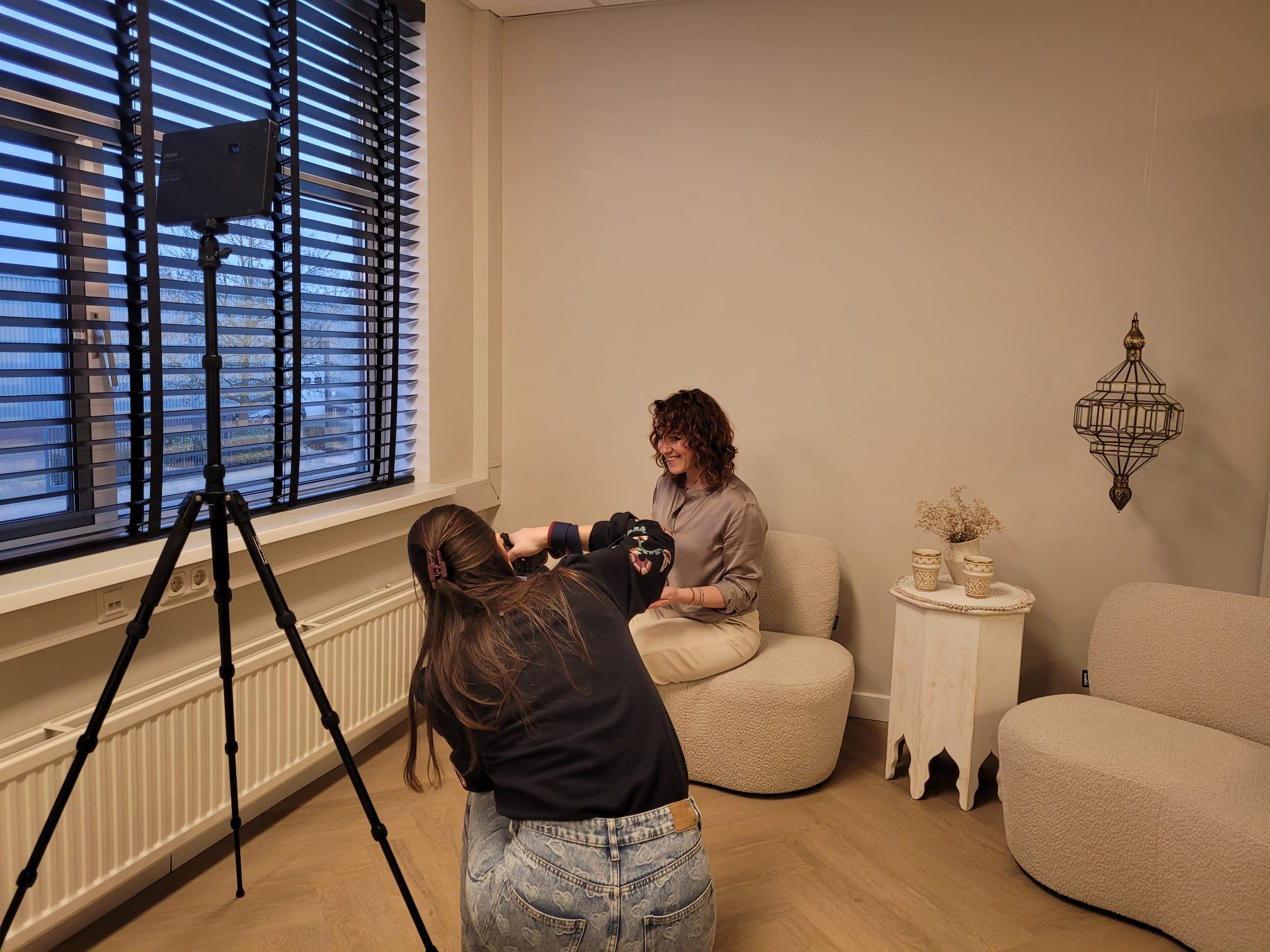 Kirsten geeft regie tijdens portretshoot