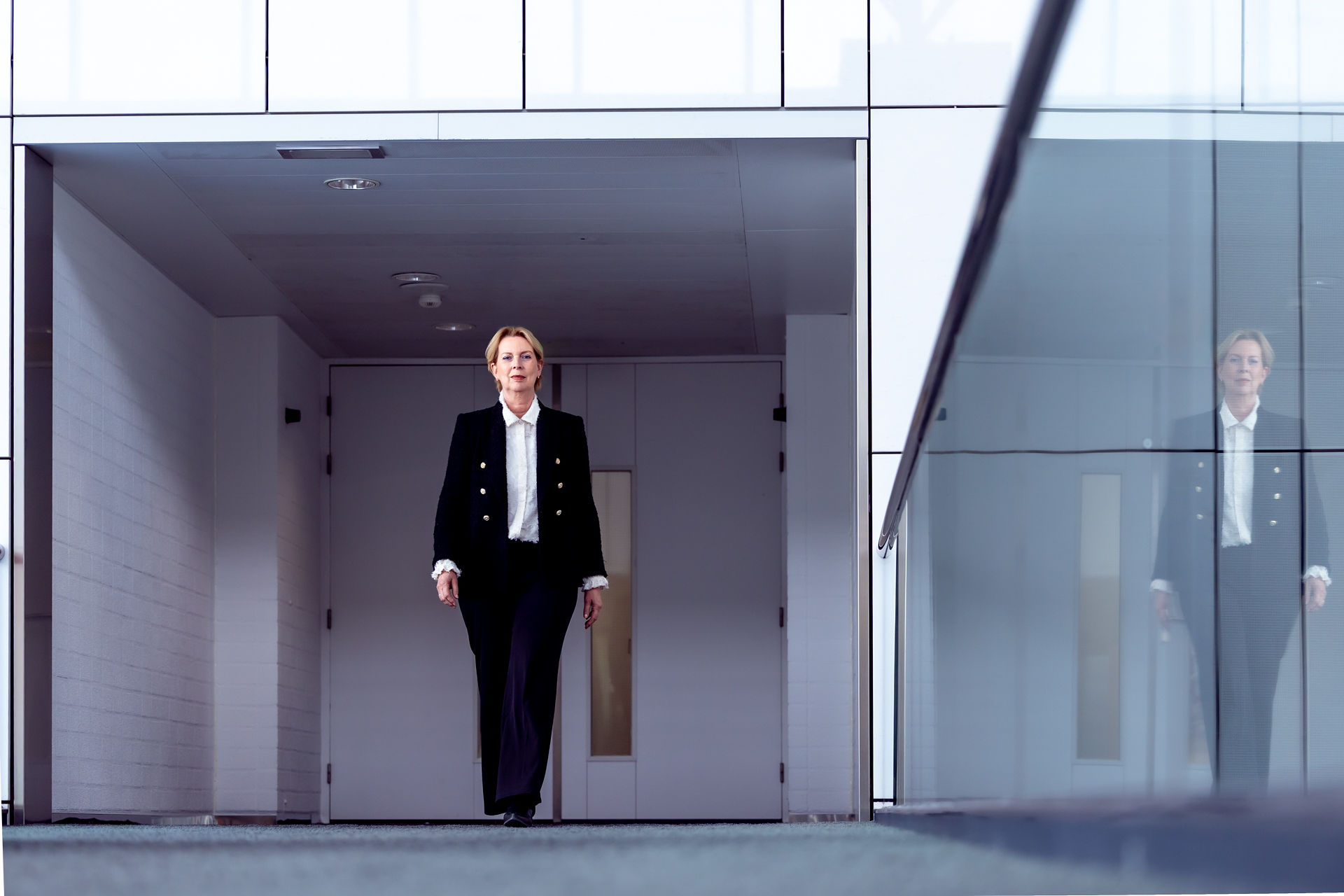 Marie-Cecile van Klantentaal in kantooromgeving