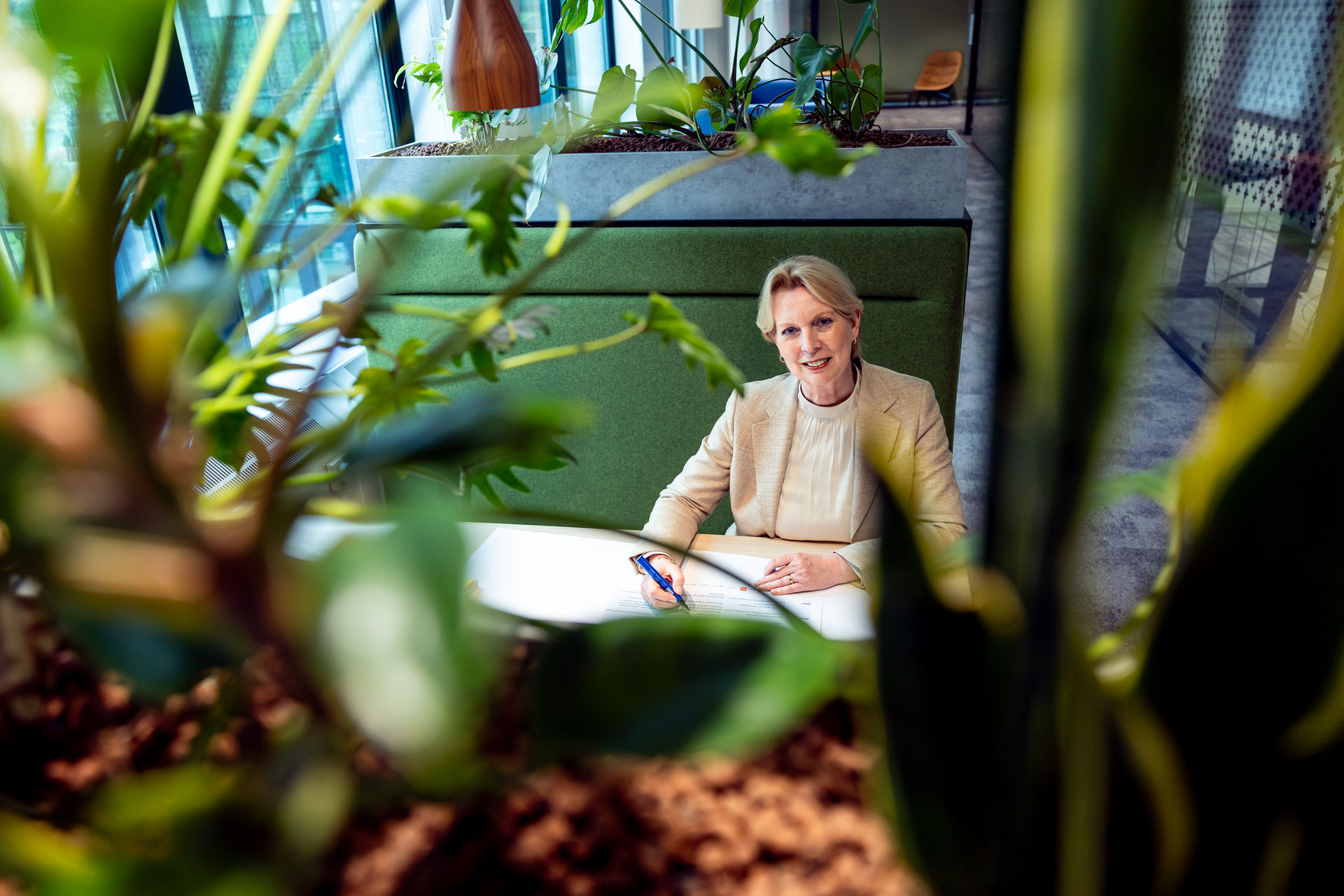 Marie-Cecile aan het werk tussen kantoorplanten